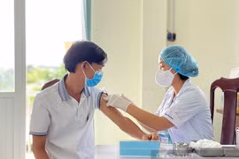 Đắk Lắk: Một phụ nữ bị phạt vì đăng thông tin sai sự thật về vắc xin phòng Covid-19