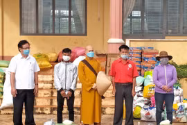 Chư Sê: Tặng 200 suất quà cho người dân khó khăn xã Chư Pơng và Ia Ko