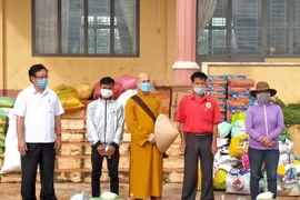 Chư Sê: Tặng 200 suất quà cho người dân khó khăn xã Chư Pơng và Ia Ko