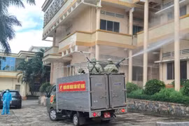 Quân đoàn 3 phun khử khuẩn Bệnh viện Đa khoa Gia Lai