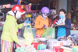 Gia Lai: Nhiều biện pháp cung ứng hàng hóa thiết yếu cho người dân thị trấn Phú Túc