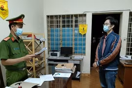 Khởi tố đối tượng lừa đảo chiếm đoạt tiền của người đang cách ly y tế