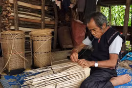 Đãi ngộ và tôn vinh nghệ nhân dân gian