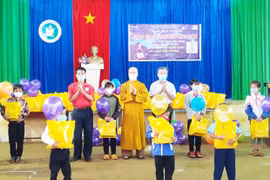 Tặng hàng trăm suất quà cho thiếu nhi nhân dịp Tết Trung thu