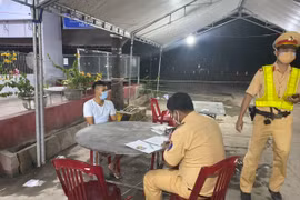 Bình Thuận: Xe tải chở 14 người trong thùng đông lạnh hòng 'thông' chốt kiểm dịch Covid-19