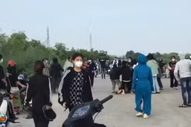 Hàng chục nữ sinh cầm mũ bảo hiểm, gậy sắt lao vào "hỗn chiến" trên đê