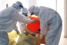 30 ngày trong bệnh viện dã chiến: Mặc đồ bảo hộ... dọn rác!