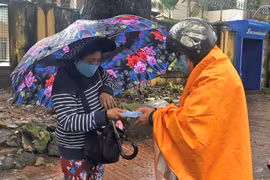 Người bán vé số gặp khó mùa Covid