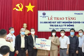 THACO trao tặng Gia Lai 50.000 bộ Kit xét nghiệm Covid-19 trị giá 8,5 tỷ đồng