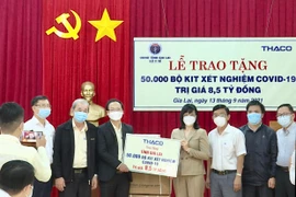 THACO trao tặng Gia Lai 50.000 bộ Kit xét nghiệm Covid-19 trị giá 8,5 tỷ đồng