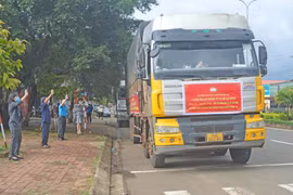 "7 ngày một đợt xe chở hàng": San sẻ khó khăn với đồng bào phía Nam
