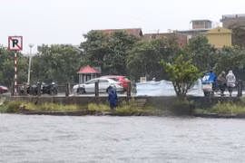 Bão số 5: Thừa Thiên-Huế còn 45 người kẹt trong rừng, một thi thể nổi trên sông Hương