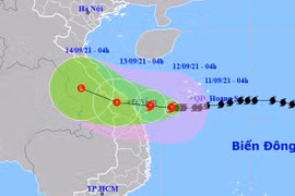 Bão số 5 giật cấp 12 hướng vào Quảng Trị-Quảng Ngãi, gây mưa lớn tới 350 mm/đợt