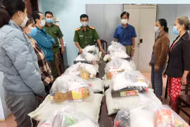 Tặng 250 suất quà cho người dân Pleiku bị ảnh hưởng dịch Covid-19