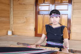Hway gìn giữ nghề dệt thổ cẩm truyền thống