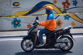 Theo chân shipper giữa ngày giãn cách