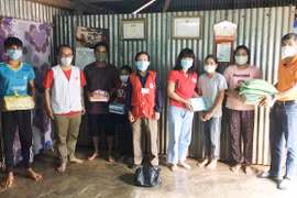 Pleiku tặng quà các gia đình gặp khó khăn do ảnh hưởng dịch Covid-19