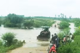 Ia Pa mưa lớn kéo dài, người dân vượt lũ đưa con đi học