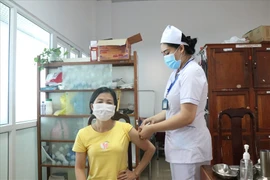 Hàng vạn giáo viên Đắk Lắk được tiêm vaccine chuẩn bị cho dạy học trực tiếp