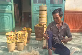 Rơ Mah Ngeng gắn bó với nghề đan lát truyền thống