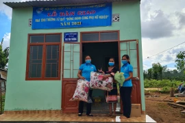 Trao nhà tình thương cho hội viên phụ nữ nghèo