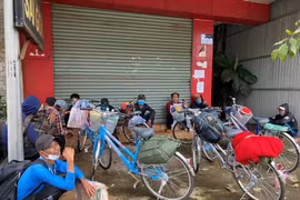 12 người đạp xe từ Nam Định về miền Tây, đang kẹt tại Đắk Nông không thể đi tiếp