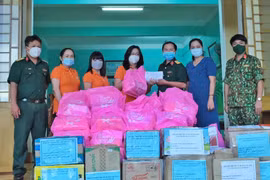 Gia Lai: Tặng quà các thai phụ và trẻ em trong khu cách ly
