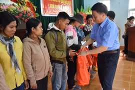 Quan tâm giúp đỡ người khuyết tật và trẻ mồ côi