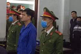 Vì sao tòa tuyên trả hồ sơ vụ án cựu bác sĩ bị tố hiếp dâm?