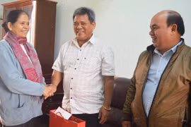 Chủ tịch Ủy ban MTTQ Việt Nam tỉnh Gia Lai thăm, tặng quà nguyên lãnh đạo tỉnh