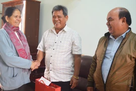 Chủ tịch Ủy ban MTTQ Việt Nam tỉnh Gia Lai thăm, tặng quà nguyên lãnh đạo tỉnh
