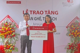 Agribank Gia Lai trao tặng bàn ghế, tủ sách cho Trường Tiểu học Bùi Thị Xuân