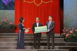 Cảm động hai ông cháu lái đò cứu người thoát dòng lũ dữ