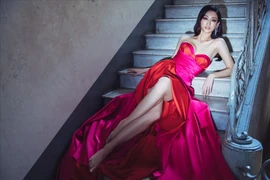 Hoa hậu Lương Thuỳ Linh gợi cảm, khoe trọn chân dài 1m22