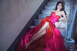 Hoa hậu Lương Thuỳ Linh gợi cảm, khoe trọn chân dài 1m22