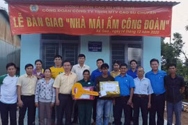 Công ty Cao su Chư Păh trao nhà "Mái ấm Công đoàn" cho 2 công nhân dân tộc thiểu số