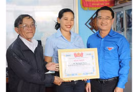 Tỉnh Đoàn Gia Lai tặng bằng khen cho cô giáo giàu lòng nhân ái