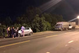 Lập biên bản 2 xe chở mủ cao su để nước thải chảy ra đường