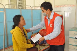 Thăm, hỗ trợ người dân bị ngộ độc thực phẩm tại huyện Chư Pưh