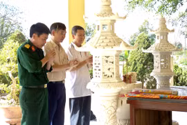 Bên cầu Sông Bờ