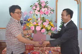 Chủ tịch UBND huyện Chư Păh thăm, chúc mừng Giáng sinh 2020