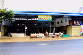 Người phụ nữ ngang nhiên lấn chiếm hành lang quốc lộ, xây dựng chợ cá nhân