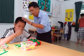 Có con tự kỷ: Đem con bỏ... trường