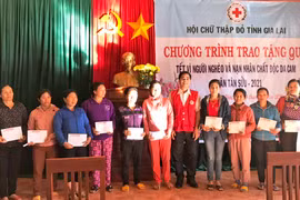 Tặng 240 suất quà Tết cho người nghèo xã Ia Din
