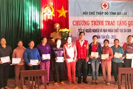 Tặng 240 suất quà Tết cho người nghèo xã Ia Din