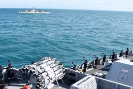 Xem tàu săn ngầm Việt Nam và Ấn Độ diễn tập đội hình trên biển