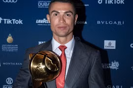 Vượt qua Messi, Ronaldo trở thành "Cầu thủ xuất sắc nhất thế kỷ"