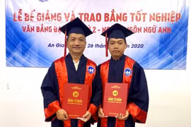 Hai cha con cùng nhận bằng tốt nghiệp ĐH
