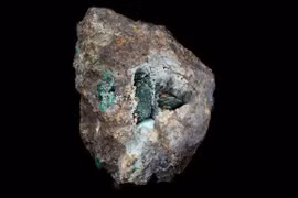 Viên đá vỡ lộ ra thứ quý hơn vàng, chưa từng thấy trên Trái Đất