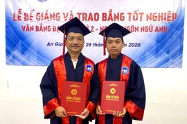 Hai cha con cùng nhận bằng tốt nghiệp ĐH